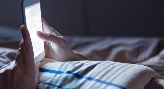 Alvászavart is okozhat a lefekvés előtti mobilozás
