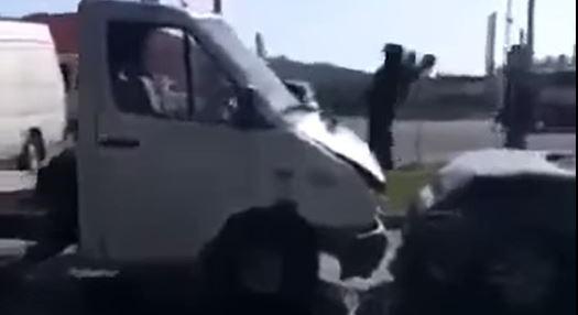 Ámokfutó tört össze több autót, még a rendőröknek is el kellett ugraniuk – videó