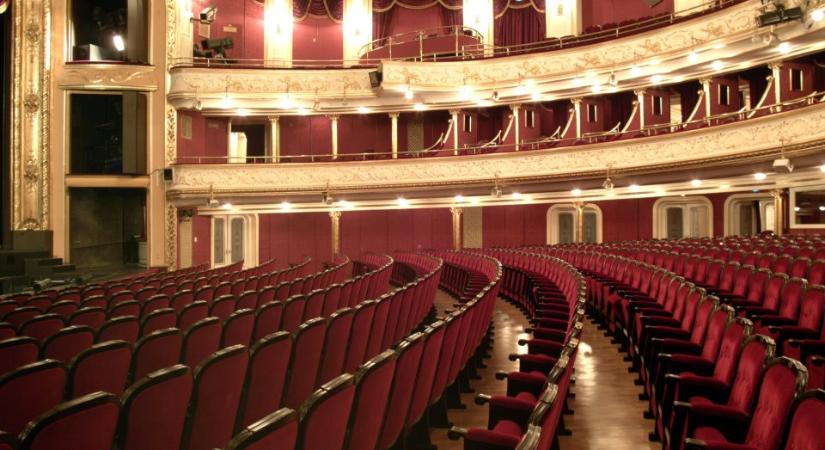 Egy online tanóráról készült előadás a Szegedi Nemzeti Színházban
