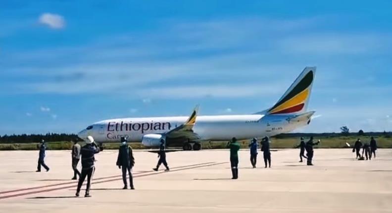 Még meg sem nyílt repülőtéren szállt le egy etióp repülő – videó
