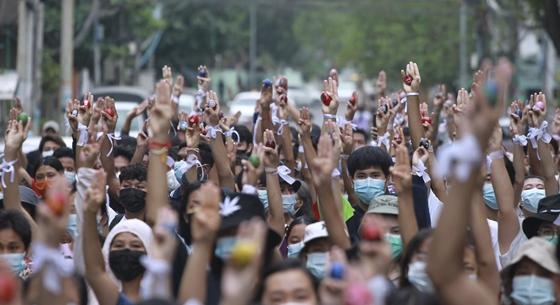 Húsvéti tojásokra írt üzenetekkel tiltakoztak a mianmari tüntetők