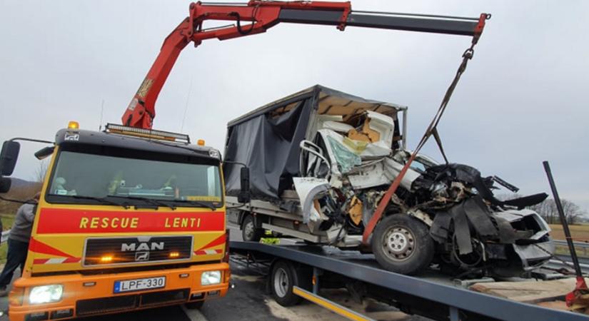 Totálkárosra tört egy kisteherautó az M70-esen