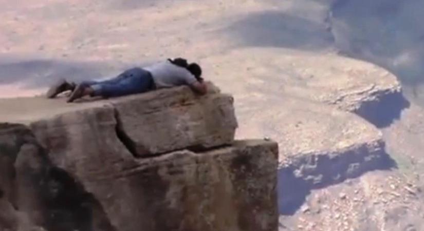 Egy ember feküdt mozdulatlanul a Grand Canyon sziklájának szélén – videó
