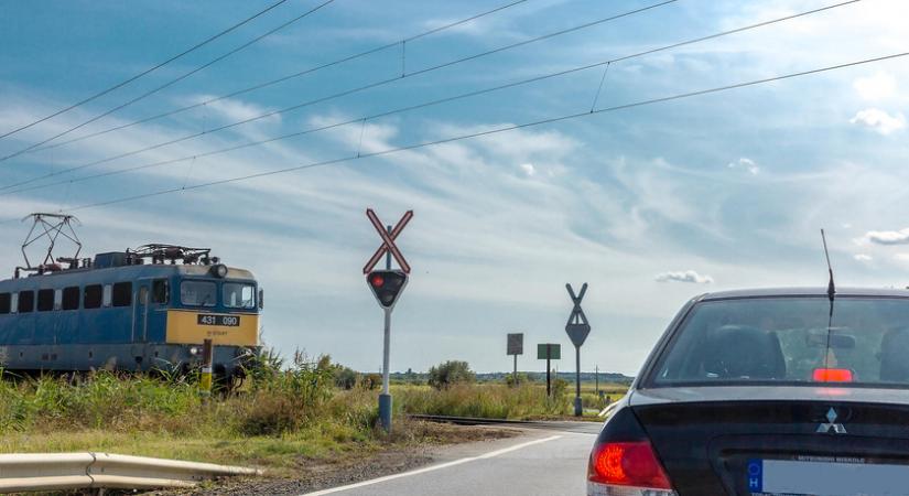 KRESZ-pontok kvíze: mit tilos végrehajtani vasúti átjáróban? 8 kérdés a büntetőpontokról