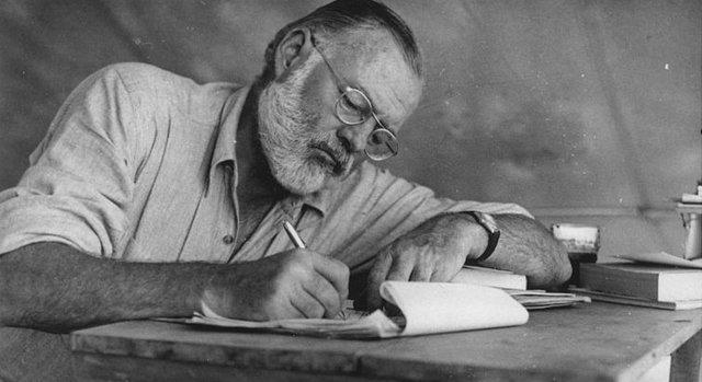 Új források alapján árnyalja Ernest Hemingwayről alkotott képünket egy új dokumentumfilm