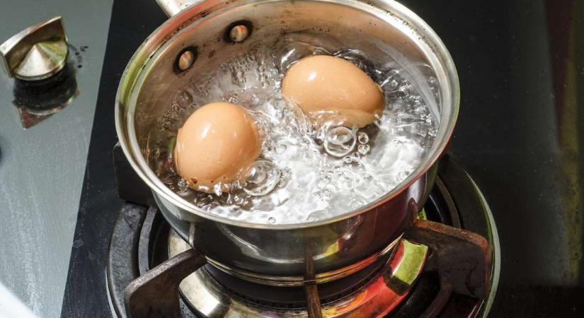 Korszakalkotó ötlet: így pucold meg a főtt tojást! - Videó