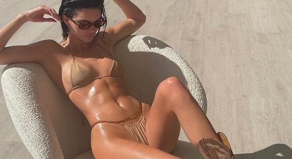 Csak úgy csillognak a napsugarak Kendall Jenner bőrén, ahogy apró bikiniben sütteti magát