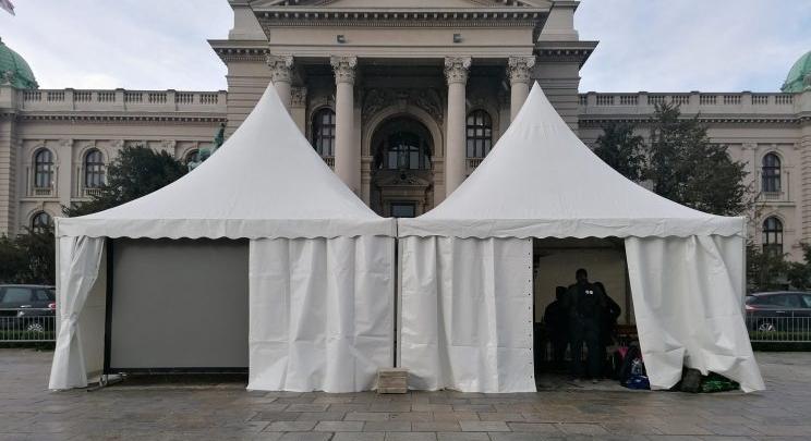 A tiltakozó szabadúszók sátrakat állítottak a szerb parlament elé
