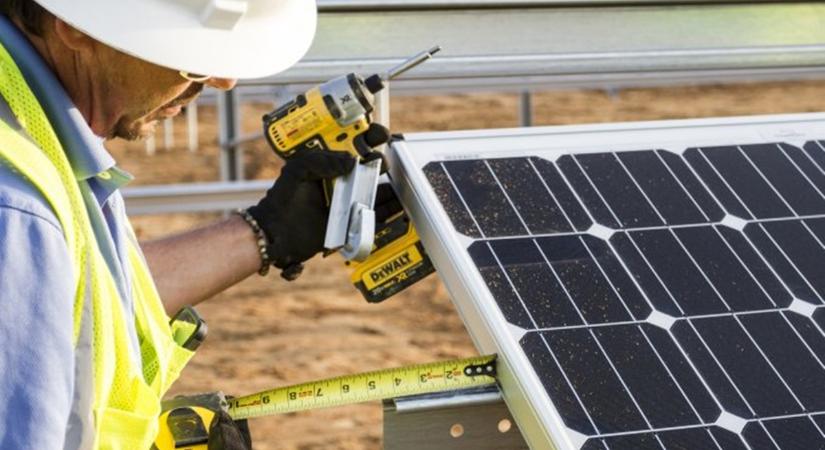 Munkahelyeket teremtenek a zöld energiát biztosító napelemek és akkumulátorok