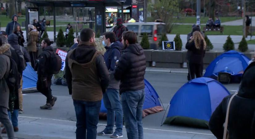 A szabadúszók tábort ütöttek a szerb parlament előtt