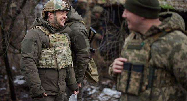 Zelenszkij Donbászra érkezett, előretolt ukrán állásokat szemlél meg