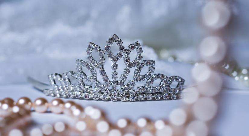 Botrány a szépségversenyen: letépték a győztes fejéről a koronát