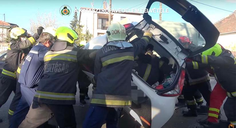 VIDEÓ: A sofőrrel az autóban kellett talpra állítani egy karambolos járművet Csepelen