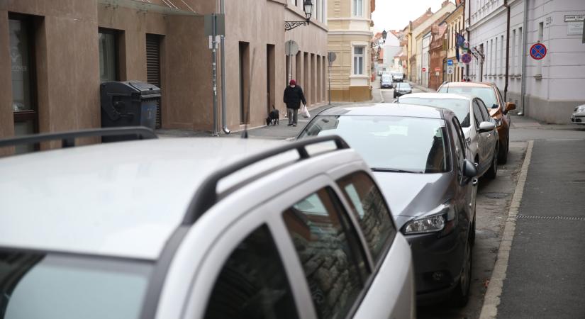 Parkolóhelyet találni még most sem könnyű Pécs belvárosában