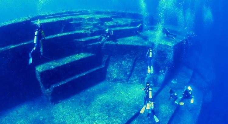 Nem tudni ki, vagy mi hozta létre Japán titokzatos víz alatti városát