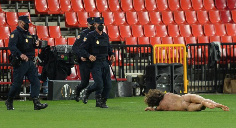 Meztelen férfi rohant be a Manchester United Európa-liga meccsére - fotó