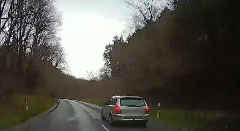 Óriásit hibázott, majdnem felborult előzés után egy magyar autós, közzétette róla a videót