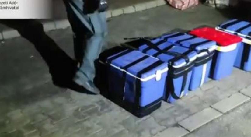 400 liter alkoholra bukkantak a pénzügyőrök egy utánfutóban az M1-esen – videó