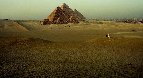 KÉP-regény: Múzeum a piramisok árnyékában