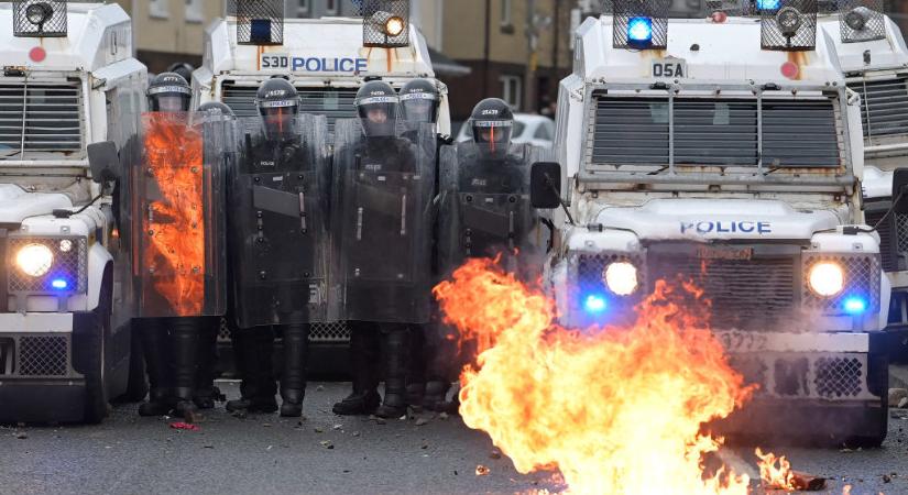 Molotov-koktéloktól és tűzijátékoktól sérültek meg északír rendőrök