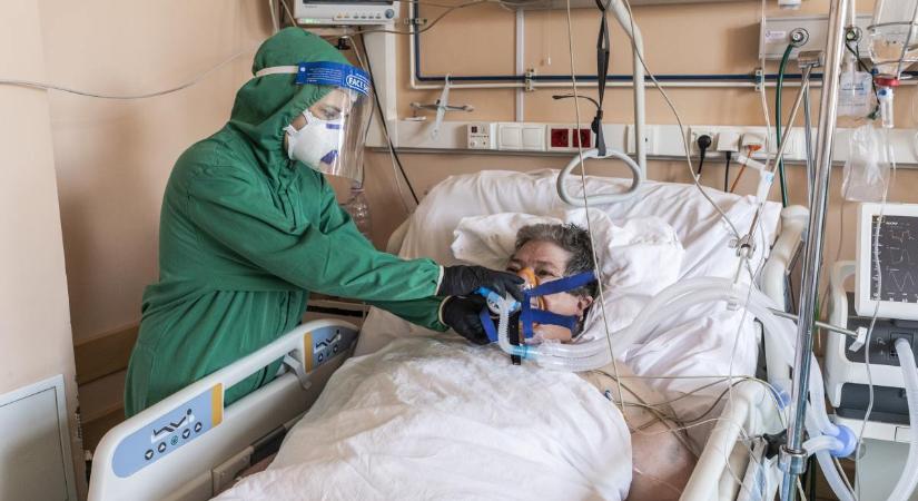 Romániában beengednek egy hozzátartozót a Covid-kórházba