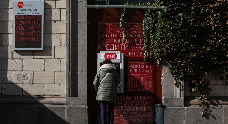 Ukrajna: Damoklész kardja lebeg az adósok bankszámlái fölött