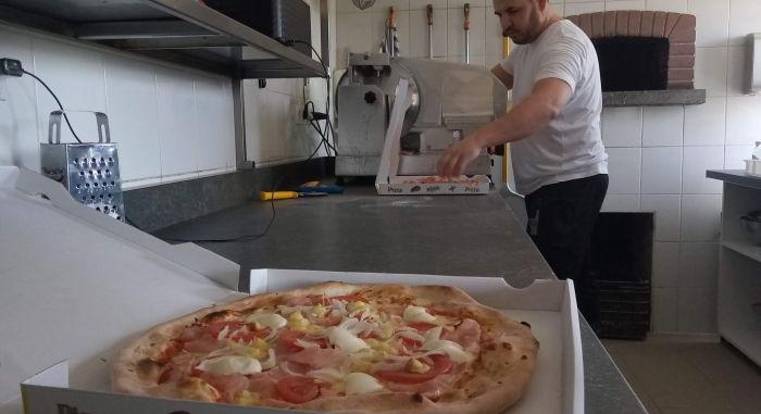 Ingyen pizzát ajánlottak fel a mentősöknek - Videóval