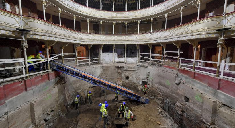 Megtoldják a Csokonai színház felújításának költségvetését
