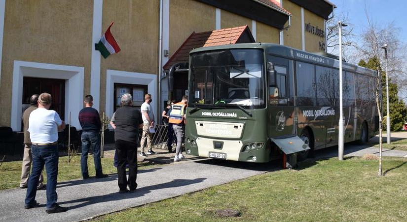 Indulnak Fehérvárra az oltóbuszok (+ videók)