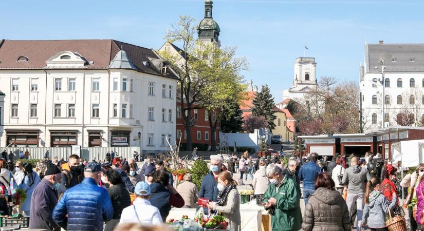 Megnyitott a piac a Dunakapu téren Győrben – ott jártunk: videó, fotók