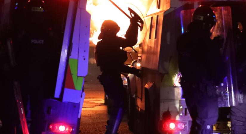 Ismét rátámadtak a rendőrökre az északír tüntetők Belfastban
