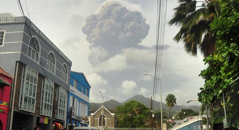 Luxus-óceánjárókkal mentik egy vulkánkitörés elől az embereket a Karibi-térségben