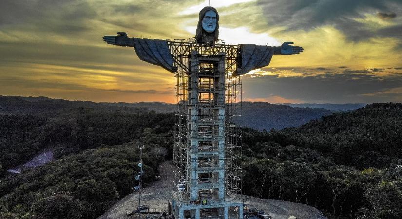 A rióinál is nagyobb Krisztus-szobrot építenek egy brazil kisvárosban