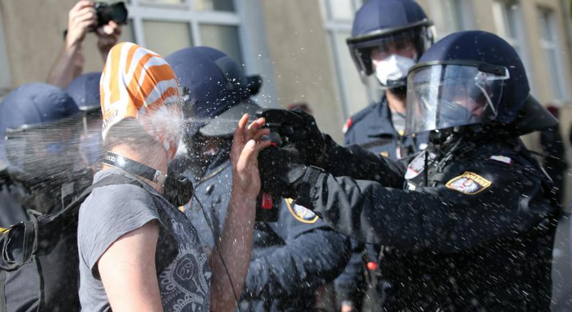 Könnygázzal oszlattak fel egy korlátozásellenes tüntetést Bécsben