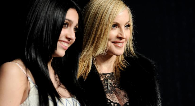 Hónaljszőrt villantott Madonna lánya - Lourdes láthatóan eldobta a borotvát