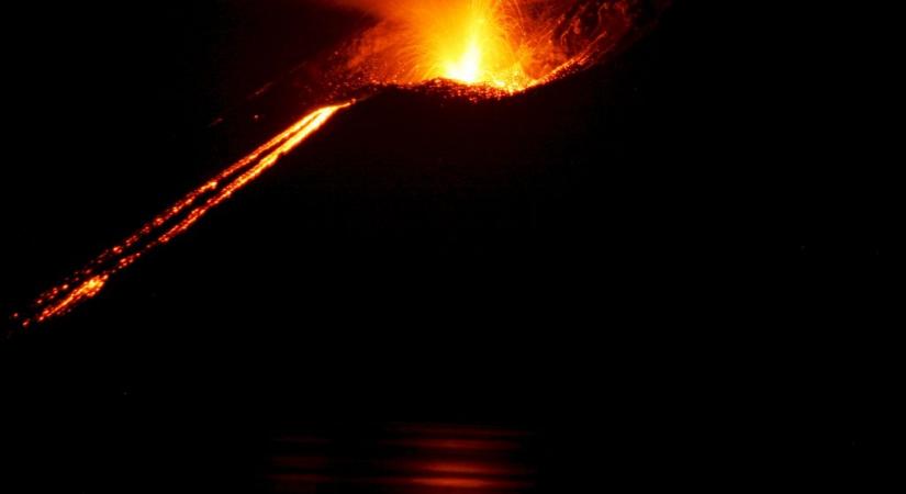 Botrány: kitört a La Soufriére vulkán, de csak az oltottakat evakuálják