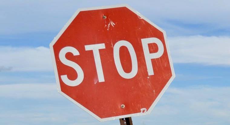 Ezért imádják az emberek a STOP táblás kereszteződést mutató livestreamet