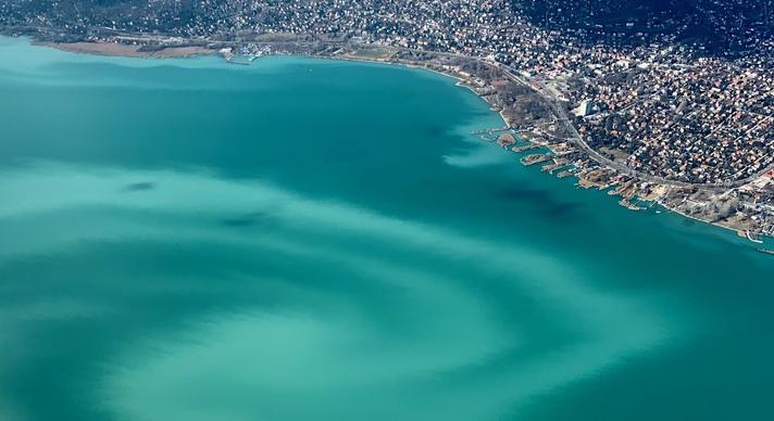 Vízek feletti repülés: alattunk a Balaton