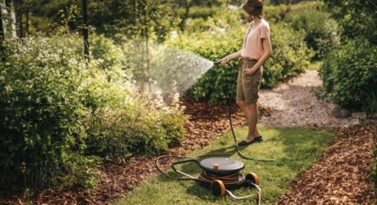 Egy hasznos barát a kertben – kipróbáltuk a Fiskars díjnyertes tömlőkocsiját