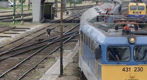 Meg sem áll a vonat a felújított megállókban Balatonmáriafürdőn