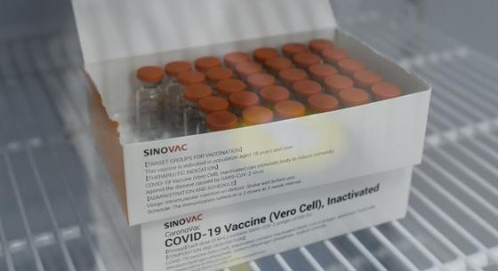 A Sinovac vakcinája csak 50,7 százalékban véd a brazil vírusvariáns ellen