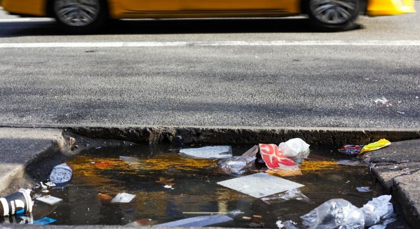 Az utak menti illegális hulladék felszámolását végzi a héten a Magyar Közút