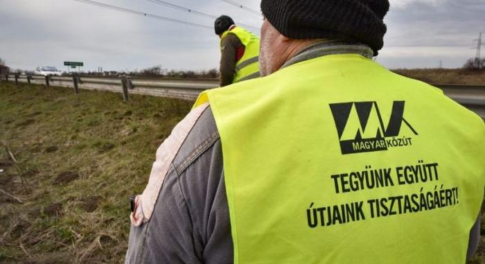 Az utak menti illegális szemét felszámolására fókuszál a héten a Magyar Közút