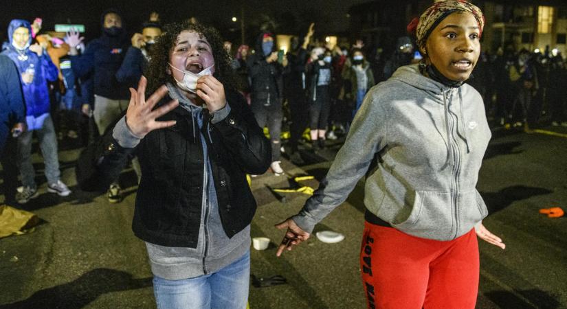 Tiltakozások robbantak ki Minneapolisban, miután rendőrök lelőttek egy fekete fiatalt