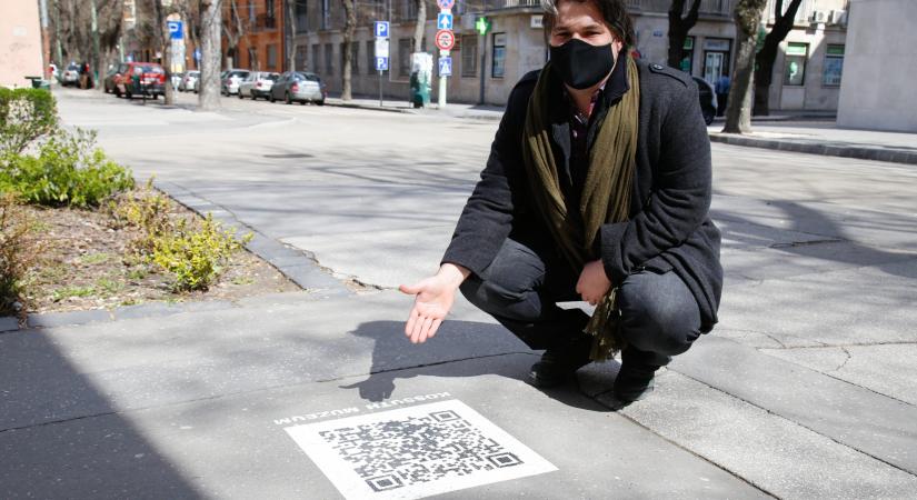 A múzeum oldalára navigál a járdára felfestett QR-kód Cegléden