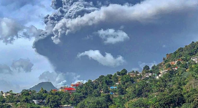 Több ezer embert menekítettek ki, mert kitört egy évtizedek óta szunnyadó vulkán – Videó