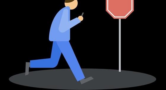 Új androidos funkció jön, ami szólni fog, ha sétálás közben is mobilozunk