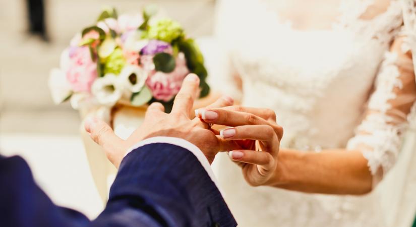 Kimondták a boldogító igent, majd a menyasszony drámai hírt közölt - Fotó