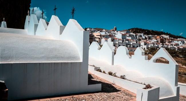 Bizarr, de a világ legszebb temetője ez a sírkert, ahol csak hófehér sírok vannak - Fotók