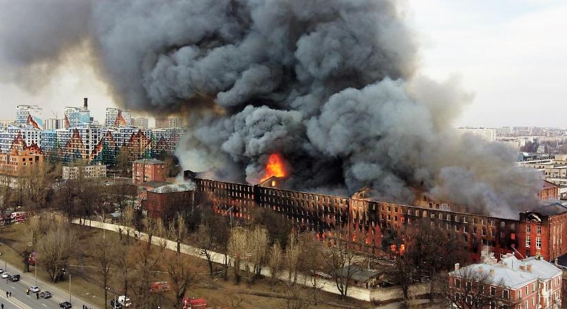 Lángokban áll egy hatalmas gyár − brutális képek a szentpétervári tűzvészről